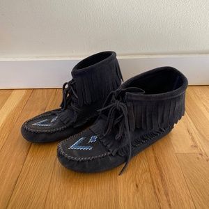 Manitobah Harvester suede moccasin bootie size 8